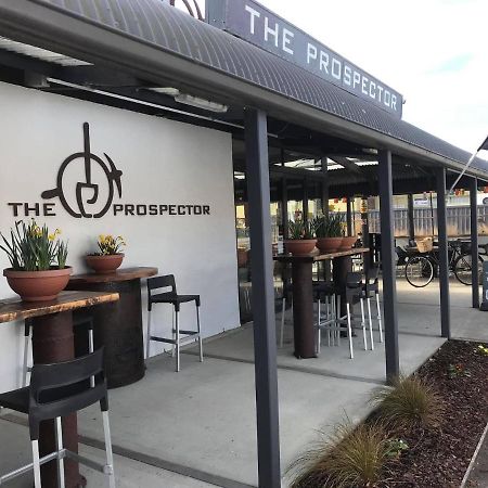 The Prospector Lawrence Motel Екстериор снимка